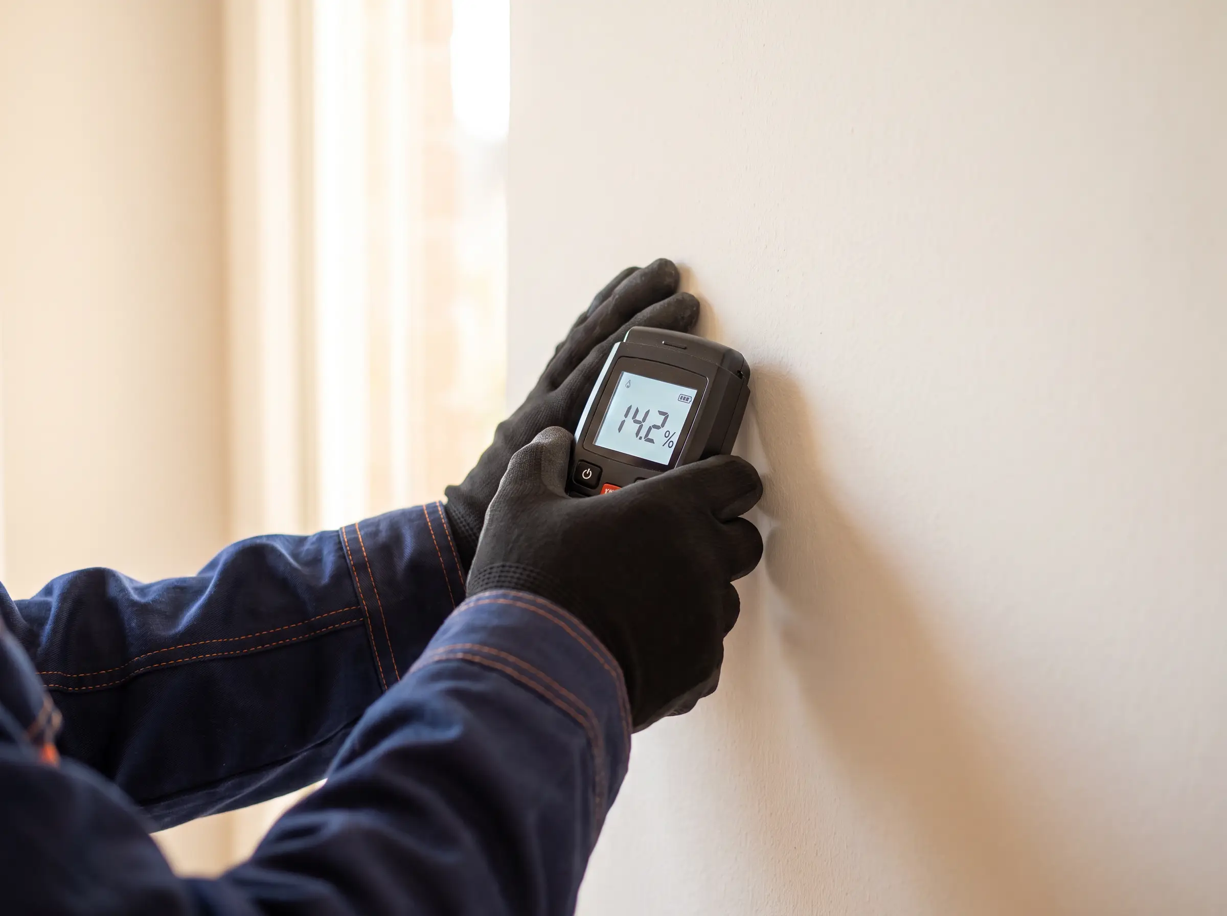 Messgerät zur Feuchtigkeitsprüfung an der Wand